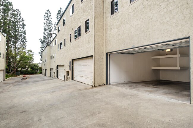 Building Photo - 11260 Overland Ave