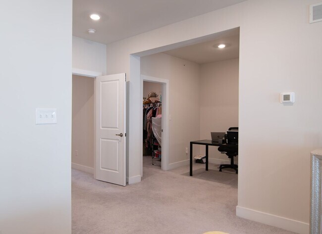 Building Photo - Luxury 3B/3.5B Townhome with Finished Base...