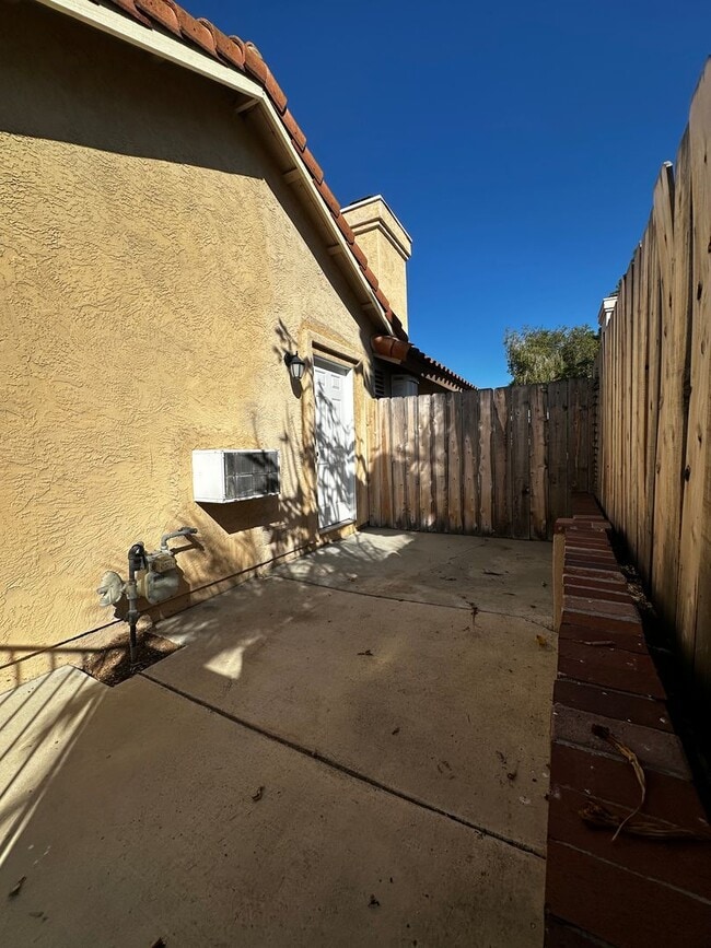 Building Photo - Move-In Special - Charming studio in San M...