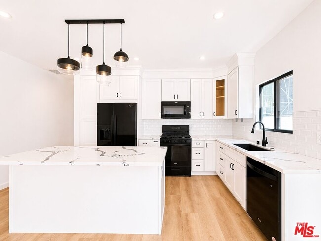 Building Photo - 818 N Genesee Ave