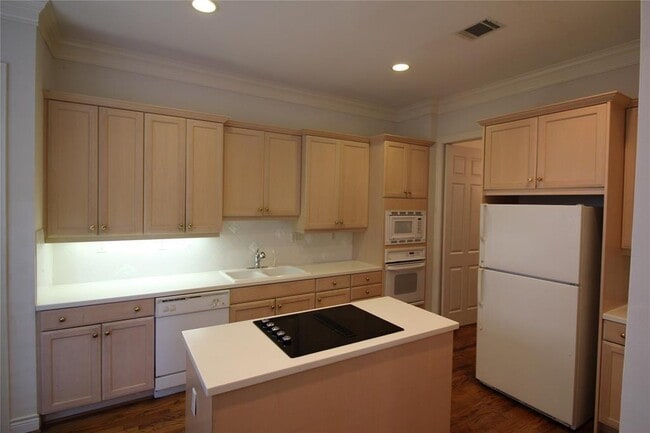 Building Photo - 1816 Devonshire Crescent