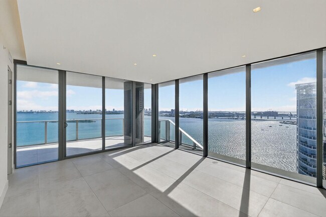 Building Photo - 700 NE 24th St