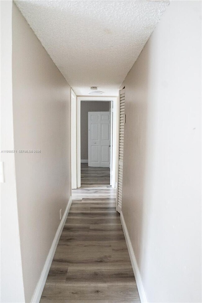 Building Photo - 4280 Woodside Dr