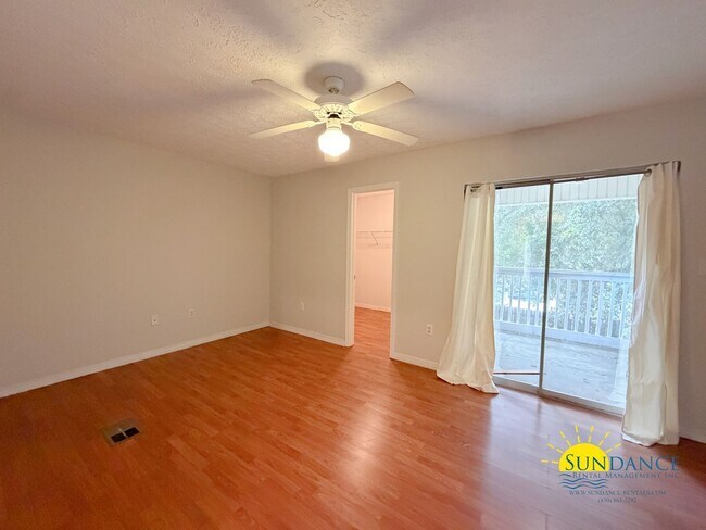 Building Photo - Great 2 Bedroom Townhouse in Fort Walton!