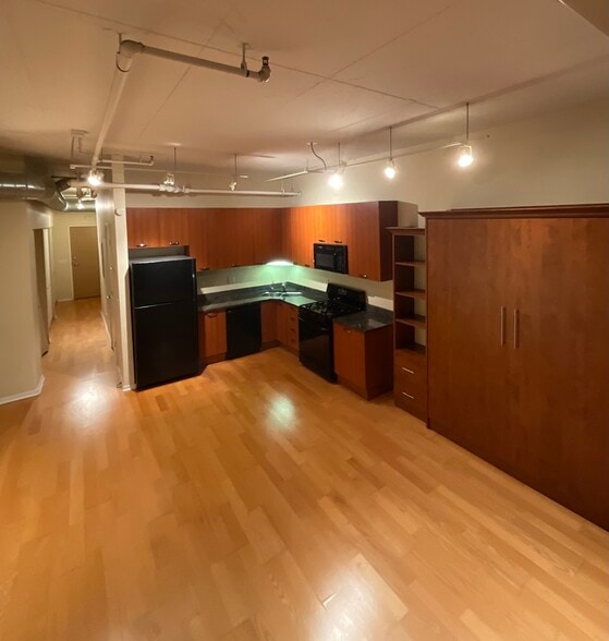 Kitchen area - 212 E Cullerton St