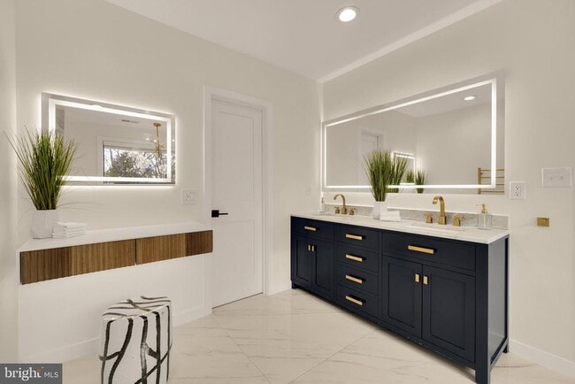 Building Photo - 4913 Sherier Pl NW