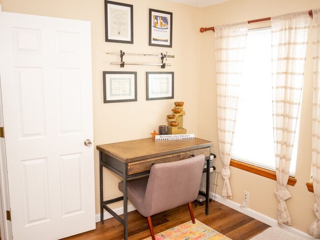 Building Photo - Three Bedroom Townhome with Pool