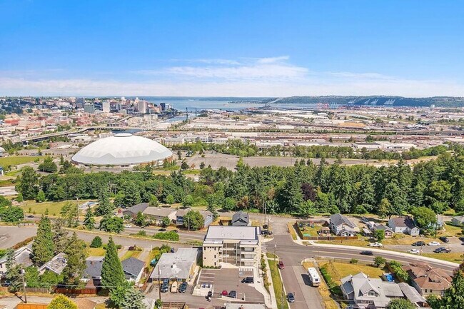 Building Photo - 704 E Wright Ave