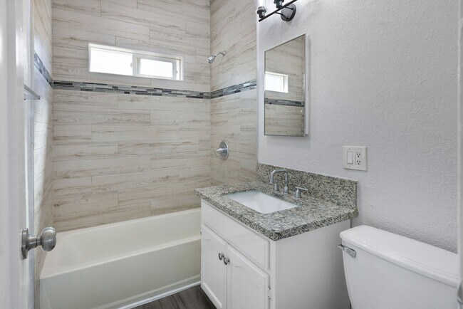Building Photo - Spacious 2-Bedroom Apartment in Prime Los ...