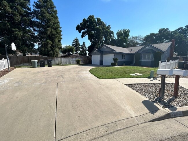 Building Photo - 1846 N Selina Ct