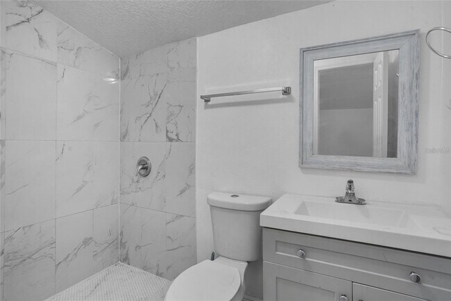 Building Photo - 906 Celery Ave