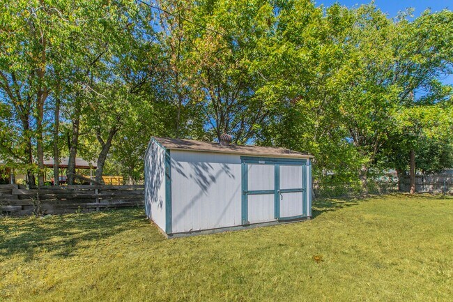 Building Photo - Stylish & Spacious 3-Bed Home