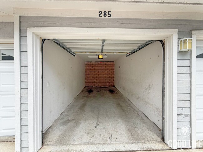 Building Photo - Comfortable 2BD/2BA Condo in La Jolla with Dual Garages, In-Unit Laundry & Pool Access
