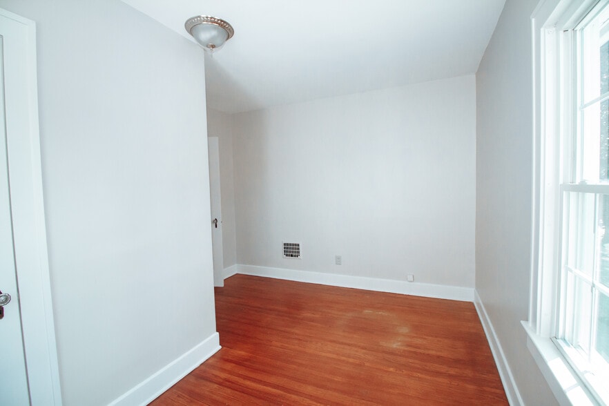 Building Photo - 3744 Bowen Rd