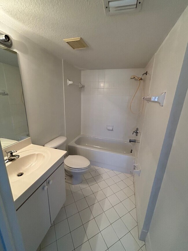 Building Photo - Beautiful 2/2 First-Floor Condo with Lake View in Homestead FREE APPLICATICATION FEE.