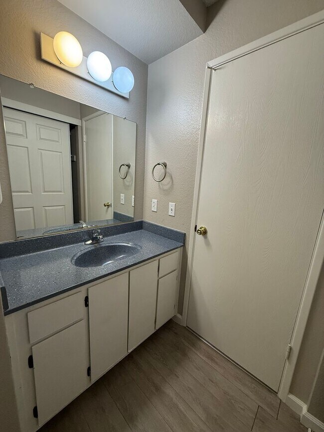 Building Photo - 2 bed 1 bath condo available in Natomas area