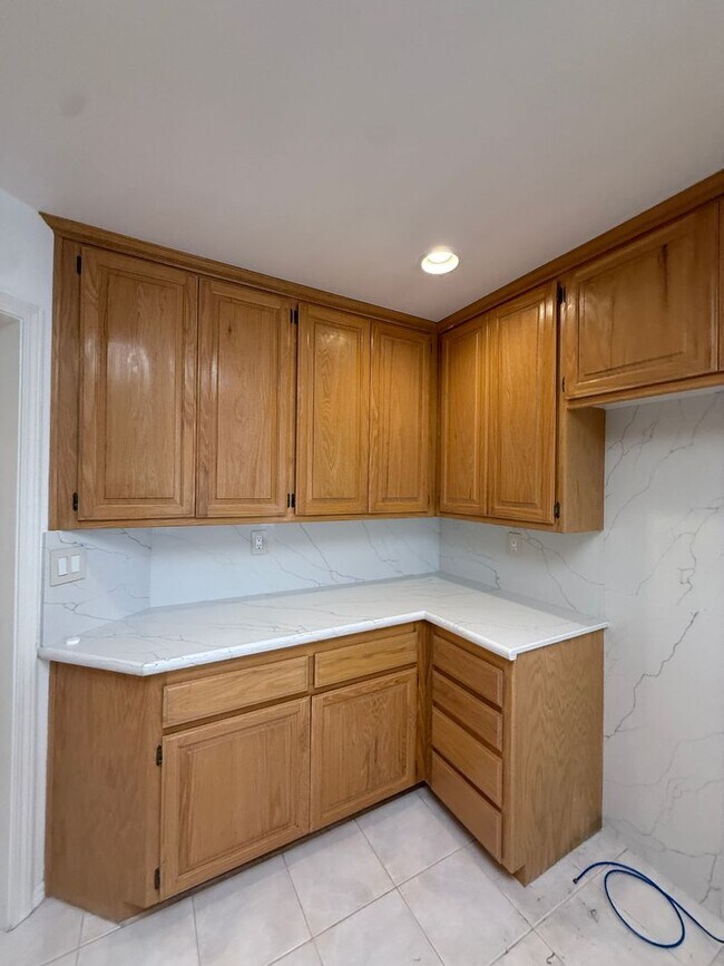 Building Photo - Beautifully Updated Single Story Home in The Country Club Near The Golf Course