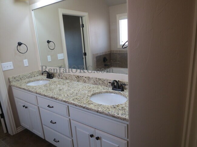 Building Photo - Stunning 3 Bed/2 Bath with office with bea...