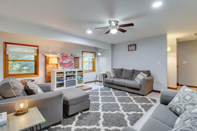 Building Photo - 1530 Wooded Acres Dr