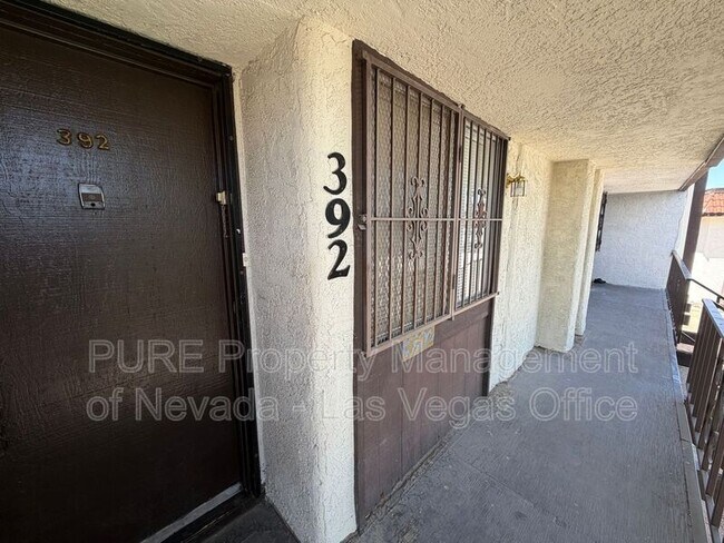Building Photo - 1405 E Vegas Valley Dr
