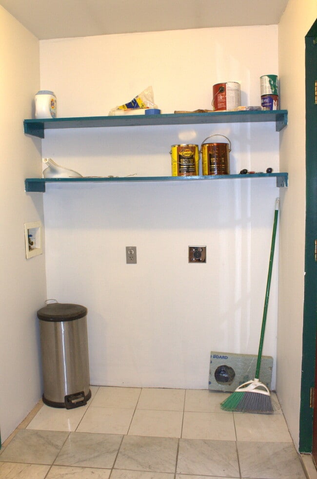 Building Photo - "Charming 2-Bed Retreat with Hardwood Elegance in Scenic Marshall, NC"