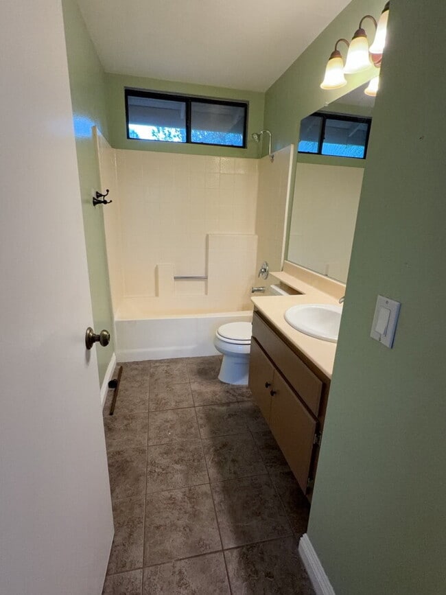 Building Photo - "Charming 4-Bedroom Oasis with 2 Full Bath...