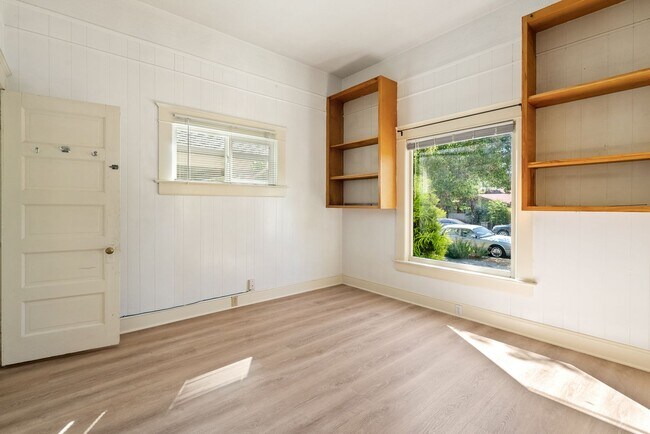 Building Photo - 5 Bedroom 2 Bathroom House - AVAILABLE JULY 2026 - MAY 2027