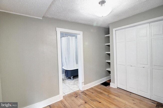 Building Photo - 213 E 6th St