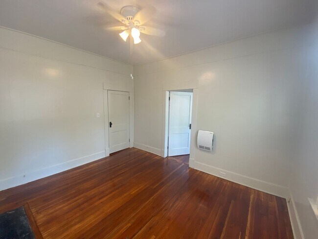 Building Photo - Great 2BR/1B Apartment in Historical House!