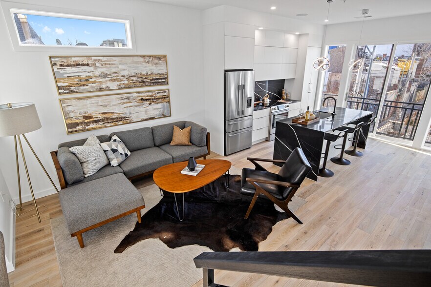 Large living area - 808 13th St NE