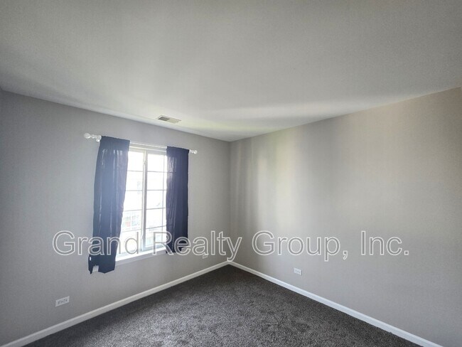 Building Photo - 652 S Rosehall Ln
