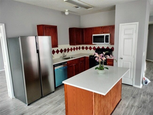 Building Photo - 14930 Sugarhollow Dr