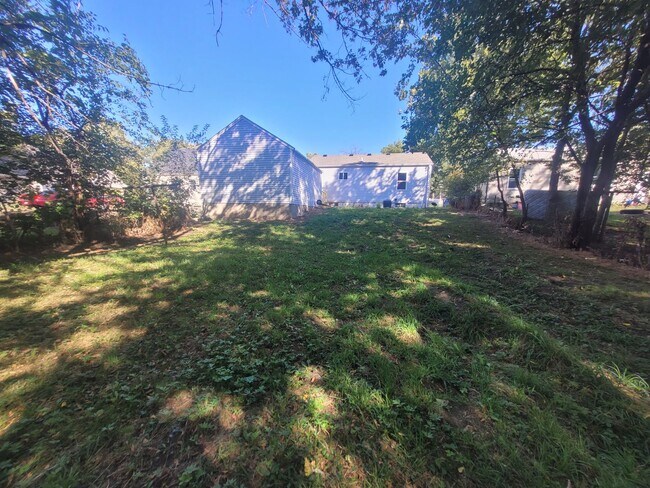 Building Photo - Recently Renovated 2 Bedroom, 1 Bathroom Home with Garage