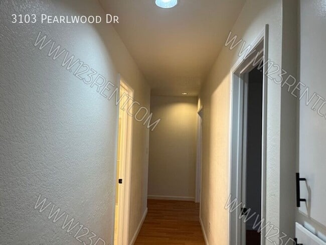 Building Photo - 3103 Pearlwood Dr