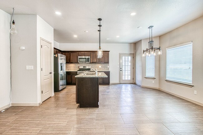 Building Photo - Beautiful 3 bed-2 baths with Casa Club/Gym...