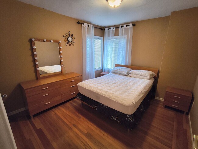 Building Photo - Cozy 3 BD/2 BATH Single Family Home With 2 Floors Located in Albany, Ca.