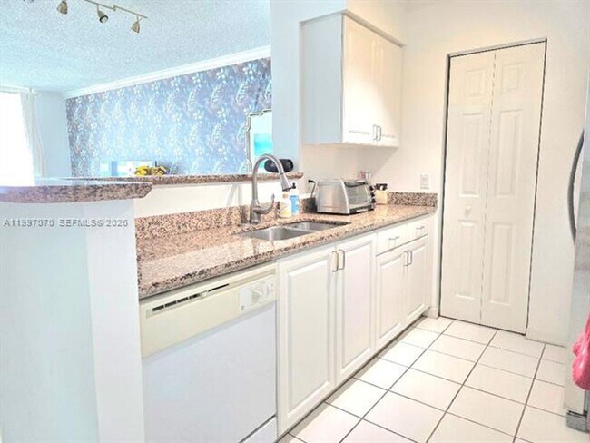 Building Photo - 1155 Brickell Bay Dr