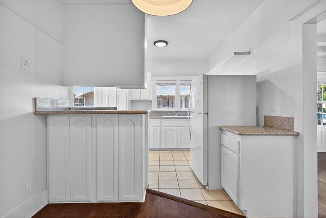 Building Photo - 521 Olive Ave