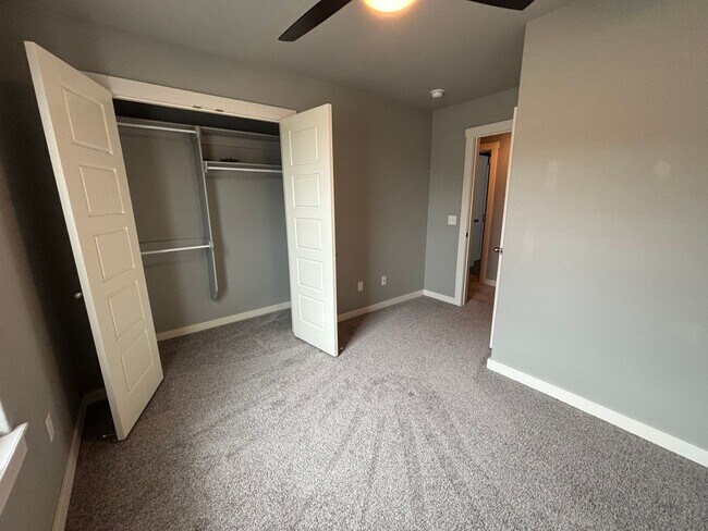 Building Photo - Great Townhouse!! Great Location!!