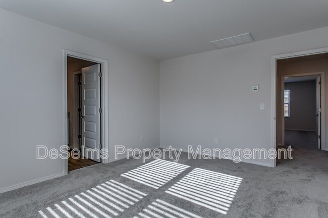 Building Photo - 2206 Yearling Dr