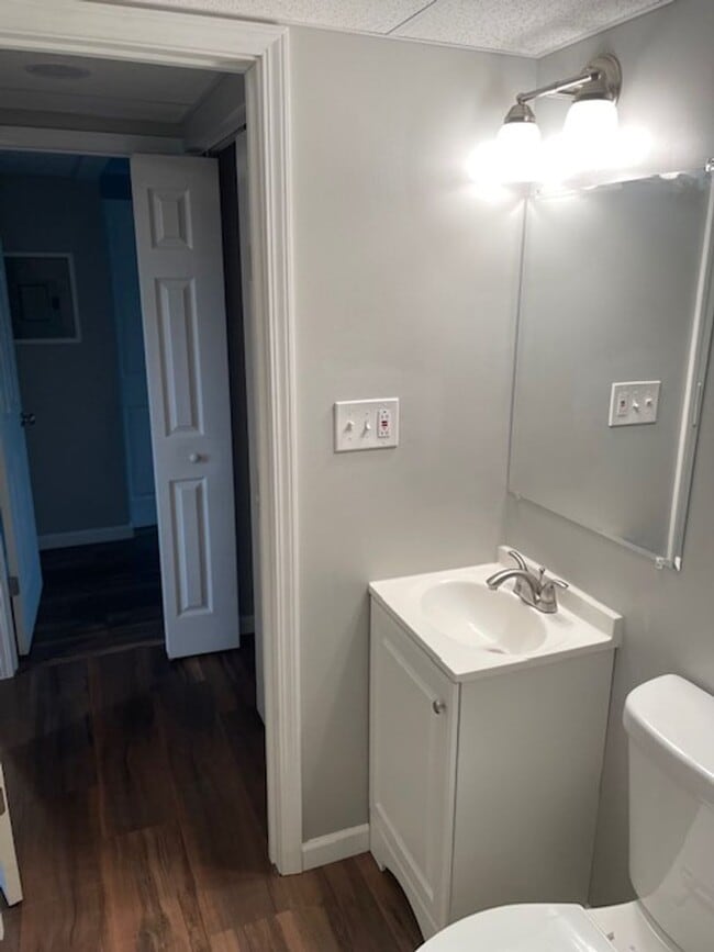 Building Photo - Spacious 1-bedroom in Bellevue!