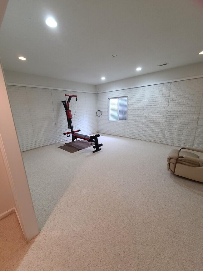 Building Photo - 5 Bedroom 2 and 1/2 bathrooms located in Cherry Hills Subdivision! Available Now!