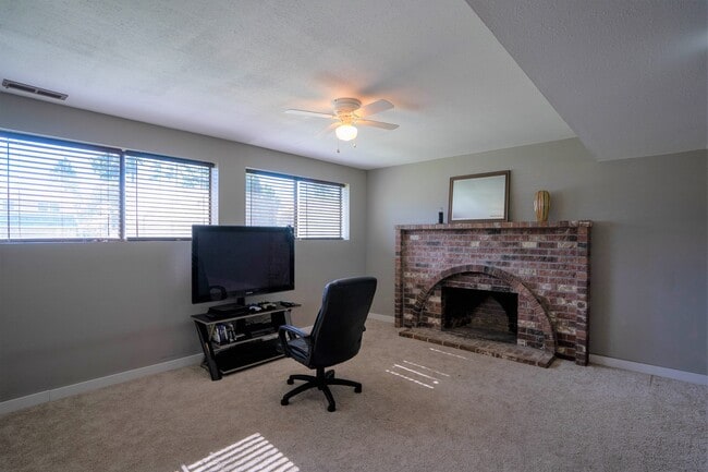 Building Photo - 3 Bed 2.5 Bath Home