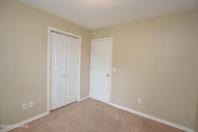 Building Photo - 121 Hunting Green Dr