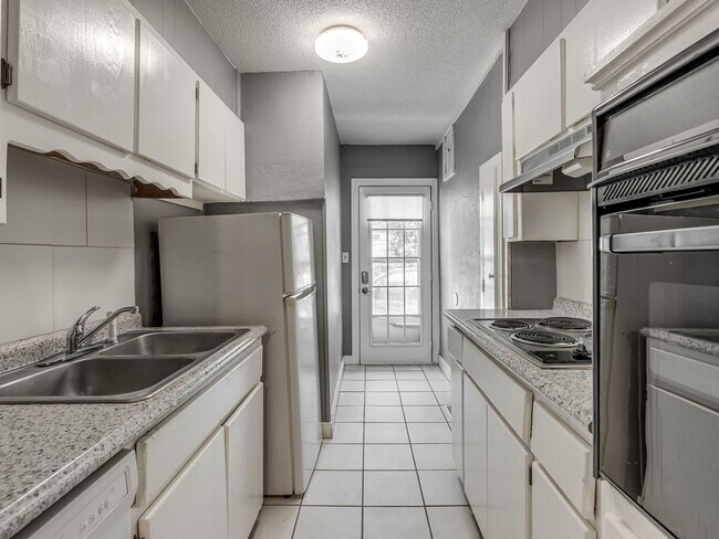 Building Photo - 2531 W Park Pl