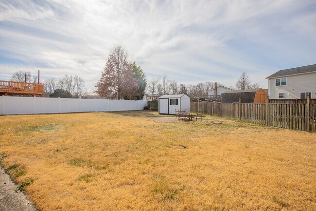 Building Photo - Beautiful 5 BR/3 BA Single-Family Home wit...