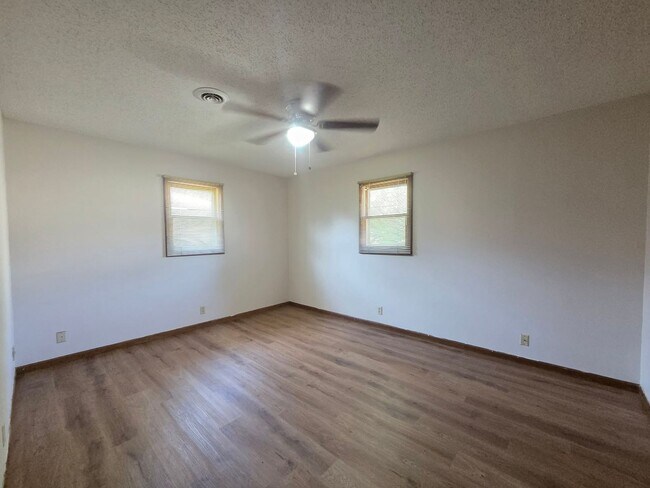 Building Photo - 1214 Bluestem Dr