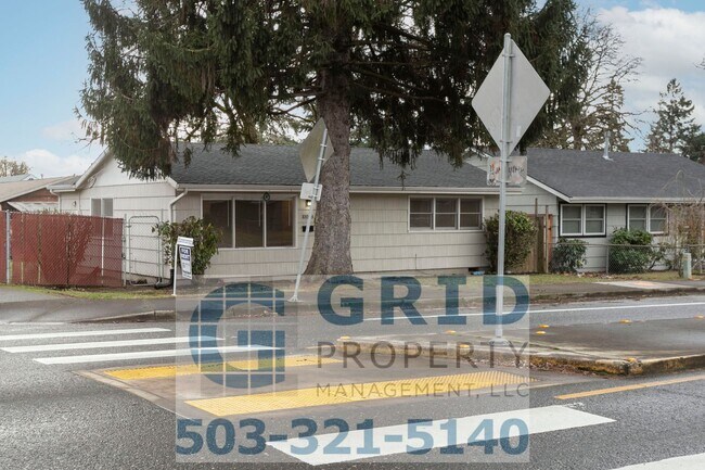 Building Photo - 3 Bedroom Home - Large Corner Lot - SE Por...