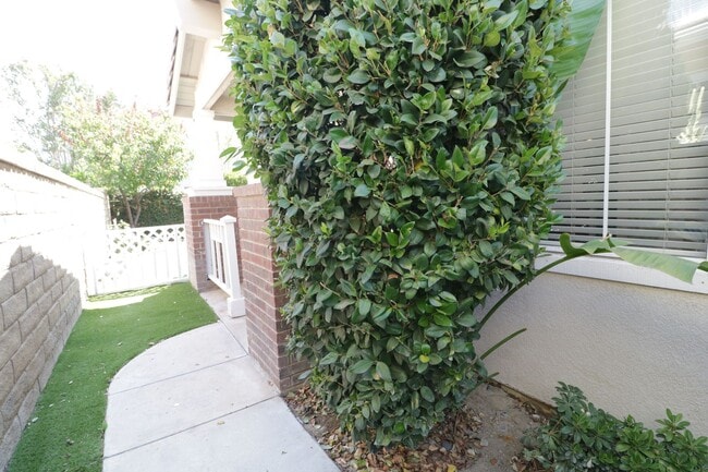 Building Photo - Townhome for Lease  in Valencia!