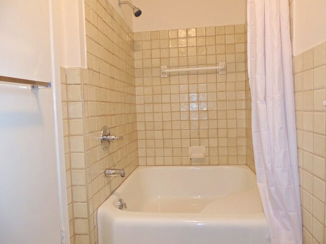 Building Photo - Extraordinary 4 Bedroom 2 Full Bathroom Co...